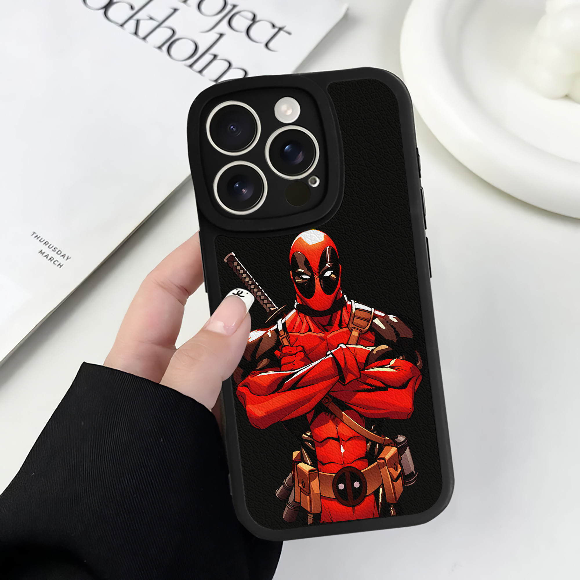 （画像用） Deadpool デッドプール 【iPhone 16シリーズ対応】シリコンスマホケース（レザー調） 材質：シリコン